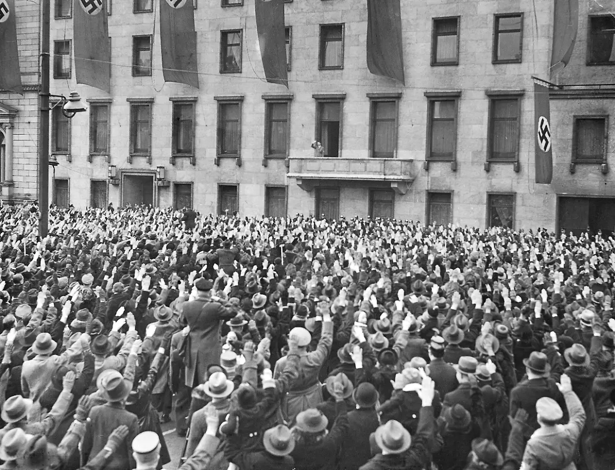 Adolf-Hitler-auf-dem-Balkon-der-Reichskanzlei-am-5-Jahrestag-seiner-Machtergreifung-Eine-jubelnde-Menschenmasse-gruesst-ihn-auf-der-Wilhelmstrasse-in-Berlin-30-Januar-1938