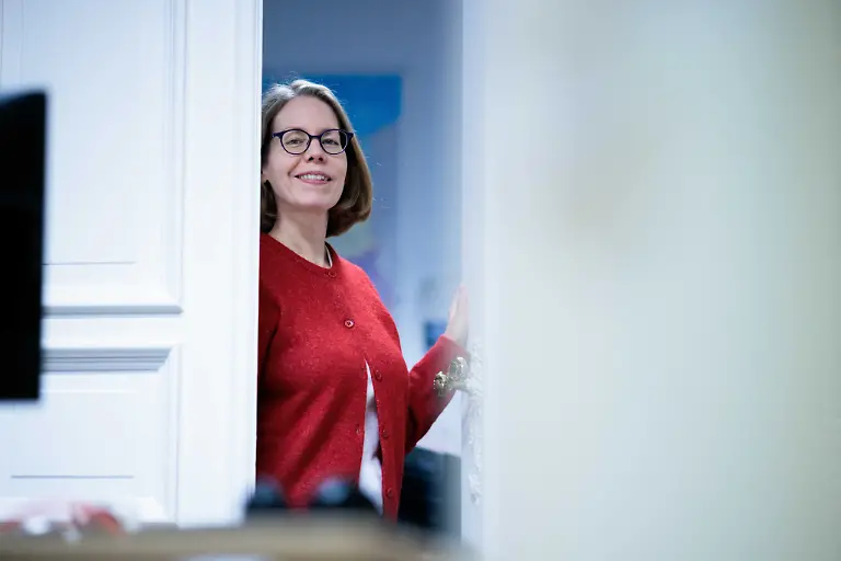 Ex-Oberstaatsanwaeltin-Anne-Brorhilker-Co-Geschaeftsfuehrerin-der-Buergerbewegung-Finanzwende-e-V-steht-in-den-Bueroraeumen-des-Vereins-Anne-Brorhilker-galt-als-fuehrende-Ermittlerin-im-Cum-Ex-Steuerskandal-bis-sie-im-Fruehjahr-verkuendete-den-Staatsdienst-zu-verlassen