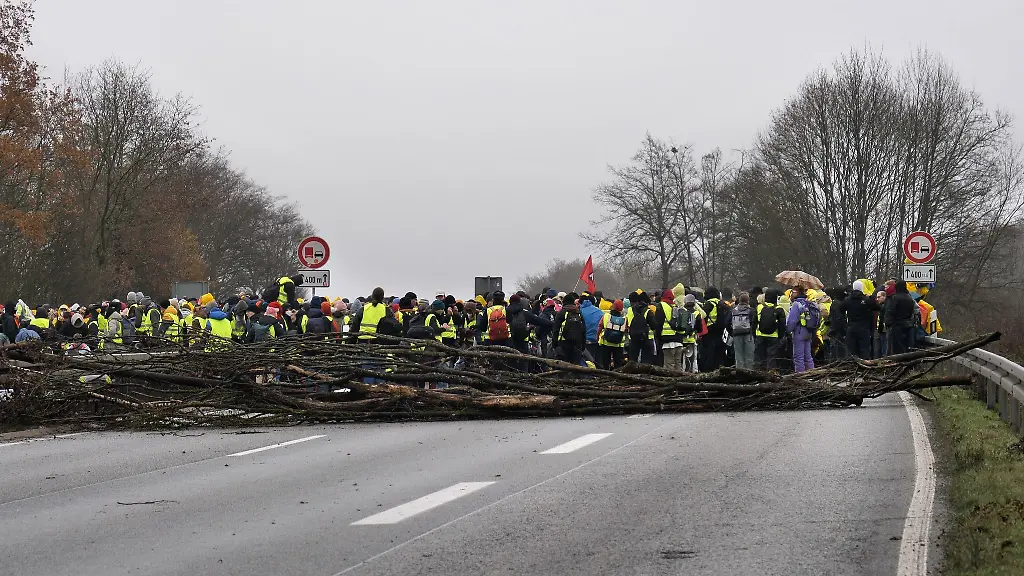 Bei-den-Anti-AfD-Protesten-in-Giessen-wurden-laut-Polizei-Rettungswege-blockiert