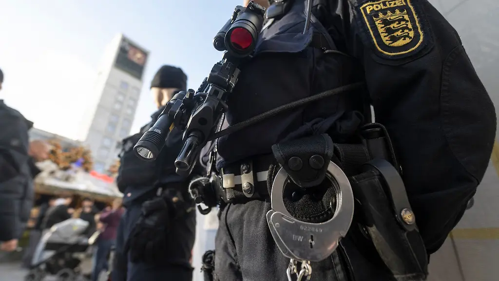 Nach-der-Partie-gegen-Maccabi-Tel-Aviv-prueft-die-Polizei-mutmasslich-strafbare-Fangesaenge