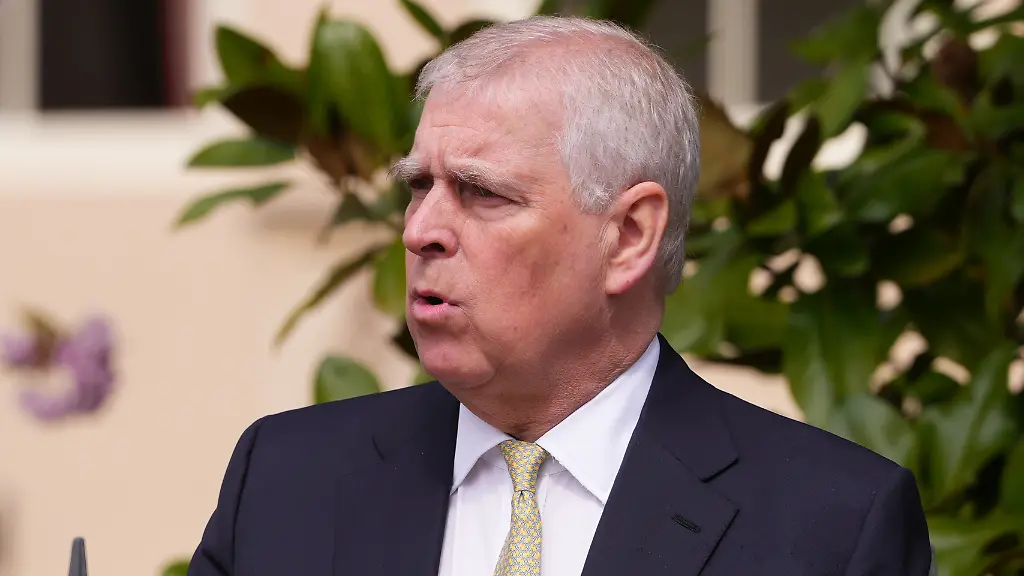 Prinz-Andrew-Herzog-von-York-verlaesst-die-St-George-s-Chapel-auf-Schloss-Windsor-nach-dem-Ostermatine-Gottesdienst