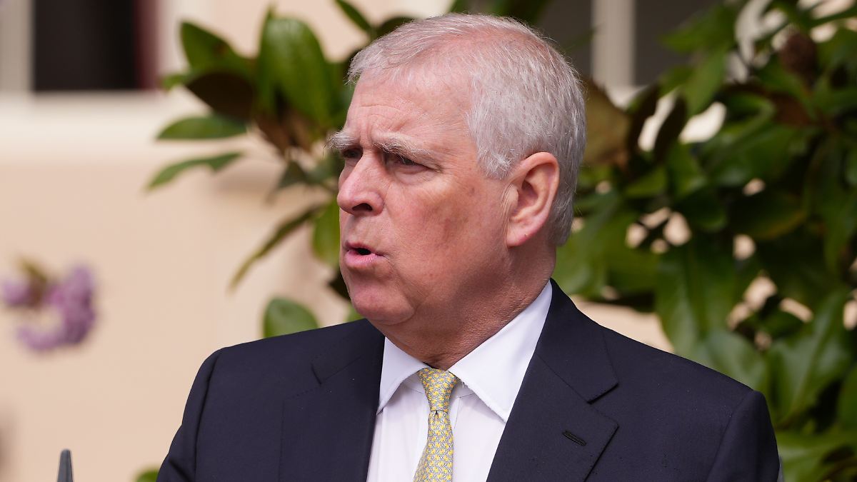 Auf-keinem-offiziellen-Foto-Andrew-schleicht-sich-bei-Enkelin-Taufe-durch-Nebeneingang