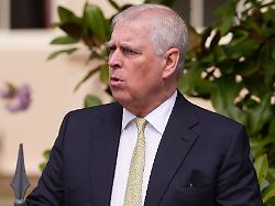 Auf keinem offiziellen Foto: Andrew schleicht sich bei Enkelin-Taufe durch Nebeneingang