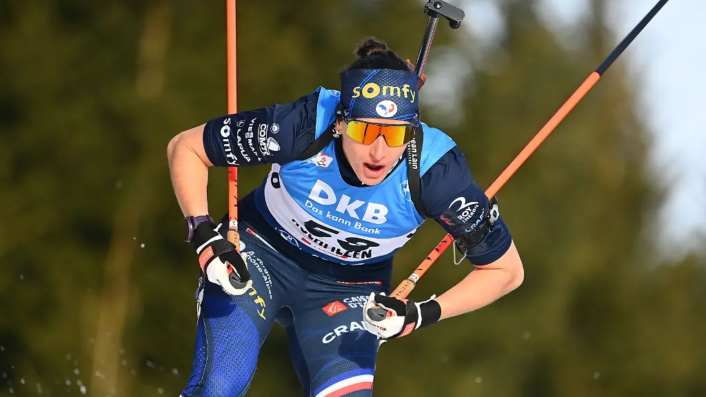 Julia-SIMON-FRA-Aktion-Einzelbild-angeschnittenes-Einzelmotiv-Halbfigur-halbe-Figur-IBU-Biathlon-Weltcup-in-Hochfilzen-7-5-km-Sprint-der-Frauen-am-12-12-2025-in-Hochfilzen-Pillersee-Saison-2025-26