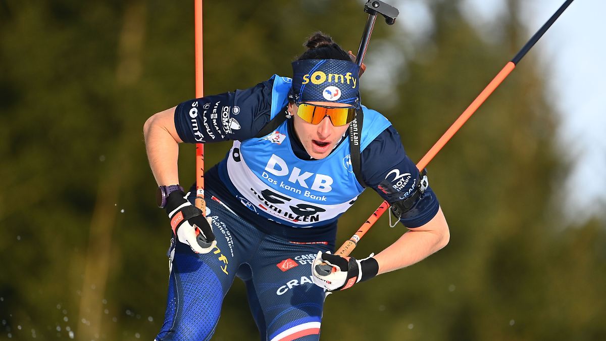 Julia-Simon-zur-ck-im-Weltcup-Verurteilte-Biathletin-l-uft-nach-Sperre-gl-cklich-hinterher
