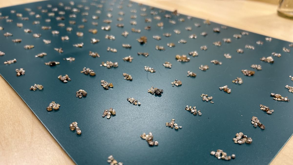 Doppelter-Boden-im-Koffer-Zoll-erwischt-Passagier-mit-Tausenden-Diamanten-im-Handgep-ck