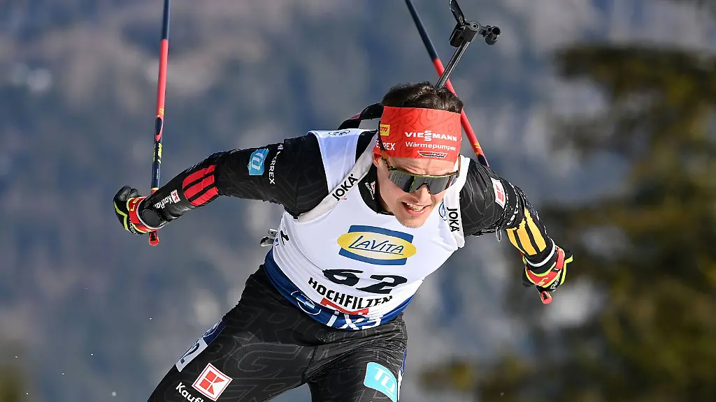 Philipp-HORN-GER-vor-Bergkulisse-Gebirge-Aktion-Einzelbild-angeschnittenes-Einzelmotiv-Halbfigur-halbe-Figur-IBU-Biathlon-Weltcup-in-Hochfilzen-10-km-Sprint-der-Maenner-am-12-12-2025-in-Hochfilzen-Pillersee-Saison-2025-26