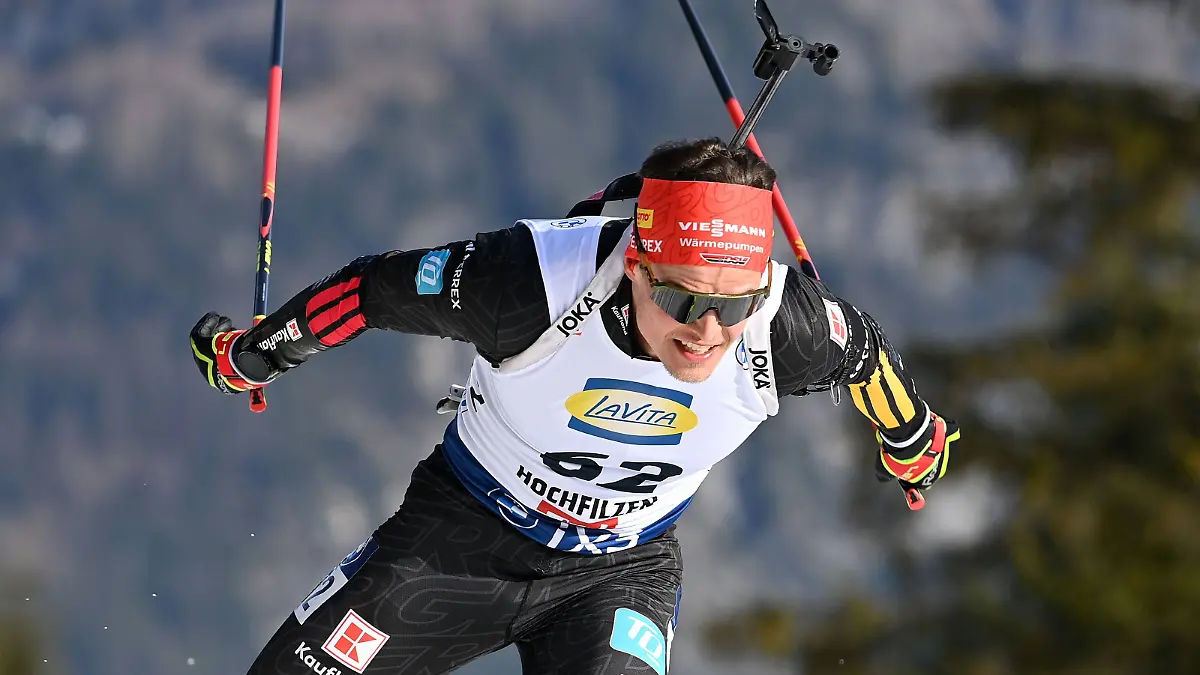 Philipp-HORN-GER-vor-Bergkulisse-Gebirge-Aktion-Einzelbild-angeschnittenes-Einzelmotiv-Halbfigur-halbe-Figur-IBU-Biathlon-Weltcup-in-Hochfilzen-10-km-Sprint-der-Maenner-am-12-12-2025-in-Hochfilzen-Pillersee-Saison-2025-26