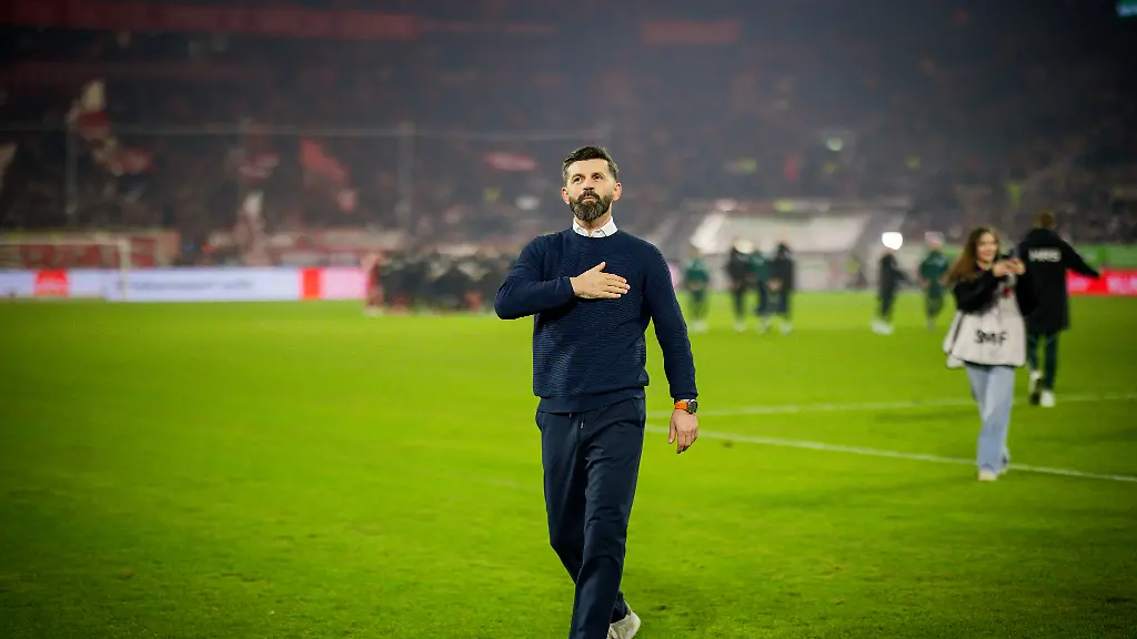 Duesseldorf-Germany-05th-Dec-2025-Trainer-Miron-Muslic-S04-Fortuna-Duesseldorf-FC-Schalke-04-05-12