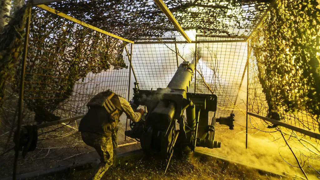 KHARKIV-OBLAST-UKRAINE-OCTOBER-4-Ukrainian-soldiers-fire-D30-artillery-at-Russian-infantry-in-the-direction-of-the-Borova-front-Ukraine-on-October-4-2025-All-civilian-services-from-Borova-are-planned-to-be-transferred-to-safer-areas