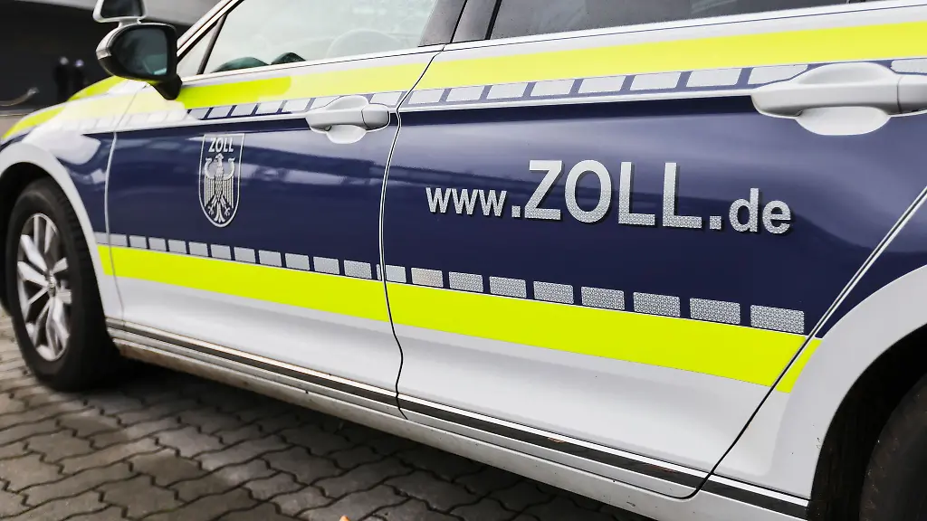 Zollfahnder-und-Polizisten-haben-in-Kiel-zwei-mutmasslich-Drogendealer-festgenommen