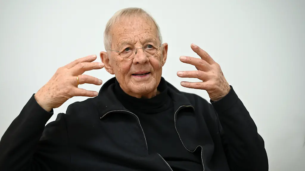 Der-deutsche-Schauspieler-Rolf-Becker-gestikuliert-bei-einem-dpa-Interview-Becker-blickt-auf-eine-lange-Theater-und-Filmkarriere-zurueck-Er-ist-vor-allem-als-Otto-Stein-im-TV-Dauerbrenner-In-aller-Freundschaft-bekannt-geworden-Becker-der-am-31-Maerz-2025-seinen-90-Geburtstag-feiert-spielt-bis-heute-gelegentlich-in-der-Arzt-Serie-mit