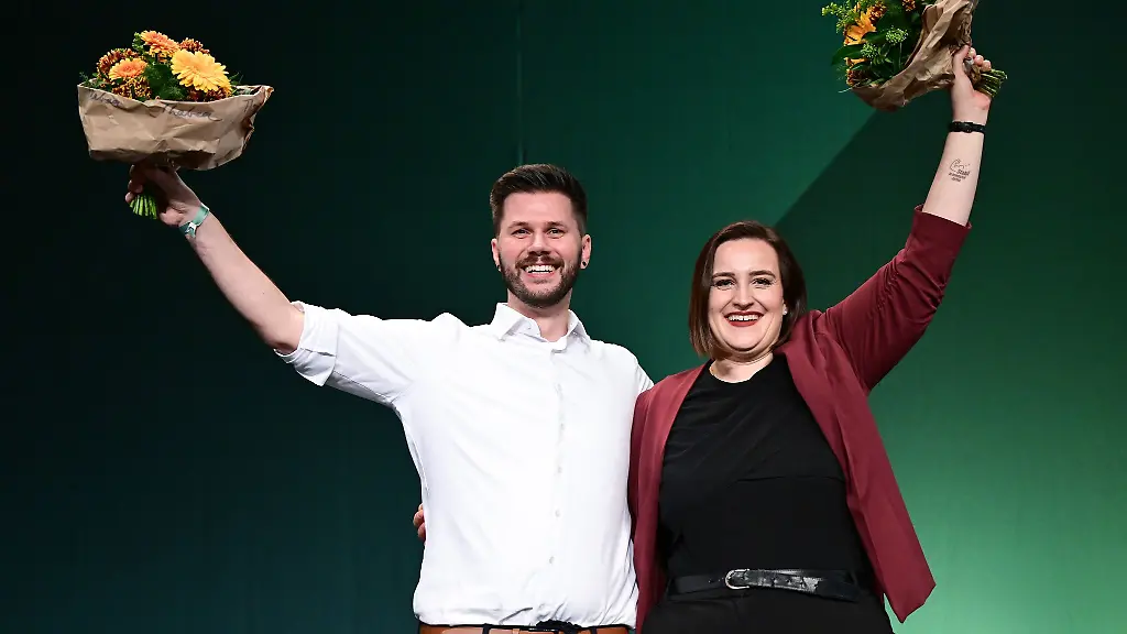 Pascal-Haggenmueller-und-Lena-Schwelling-sind-als-Landeschefs-der-Gruenen-im-Suedwesten-wiedergewaehlt-worden