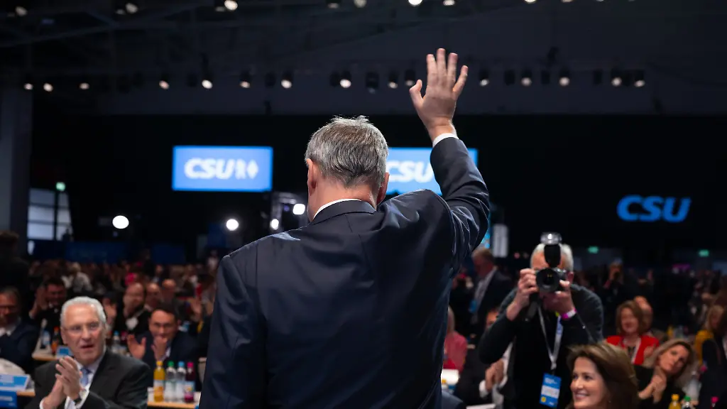 12-12-2025-Bayern-Muenchen-Markus-Soeder-CSU-CSU-Vorsitzender-und-Ministerpraesident-von-Bayern-nimmt-am-CSU-Parteitag-in-der-Messehalle-teil-und-winkt-bei-der-Begruessung