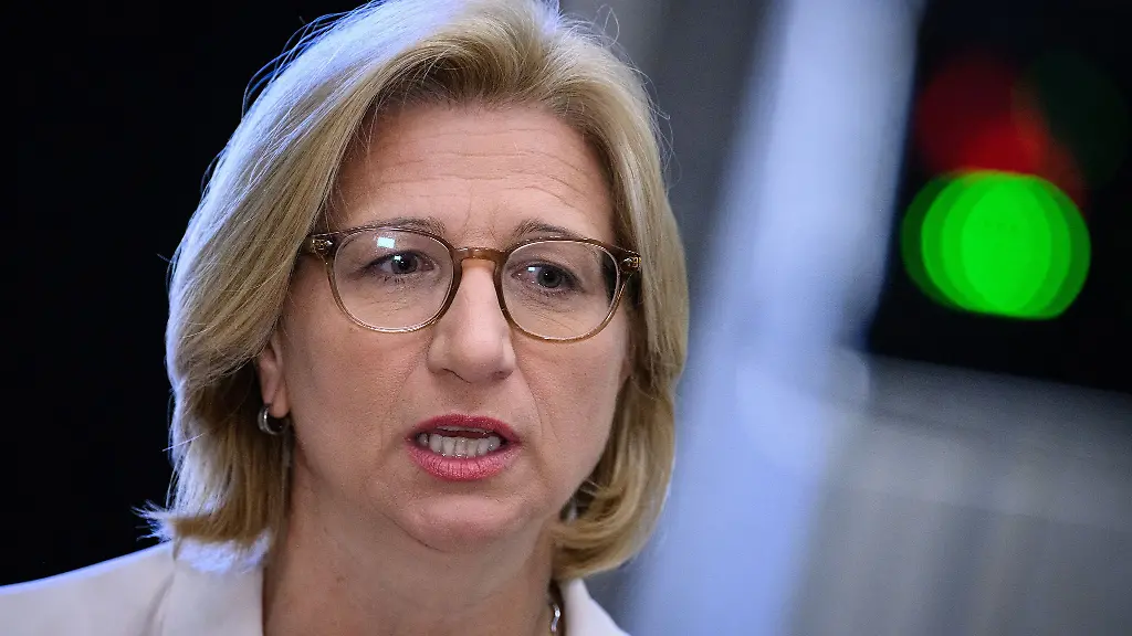 Ministerpraesidentin-Anke-Rehlinger-SPD-wartet-im-Autoland-Saarland-auf-die-Vorschlaege-der-EU-Kommission-zum-Verbrenner-Aus