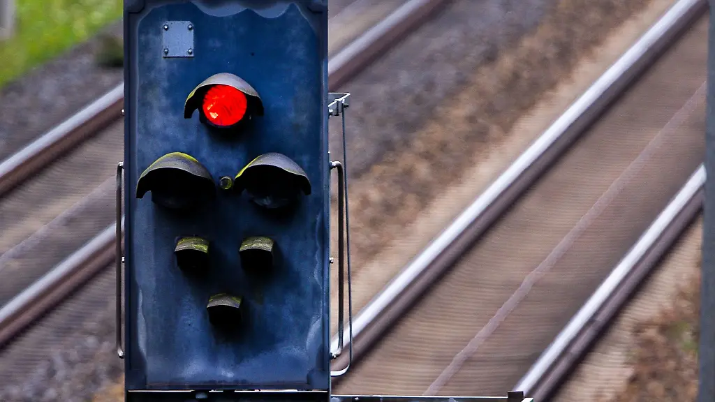 Viele-Regionalzuege-muessen-dem-Fernverkehr-und-dem-internationalen-Gueterverkehr-Vorrang-gewaehren