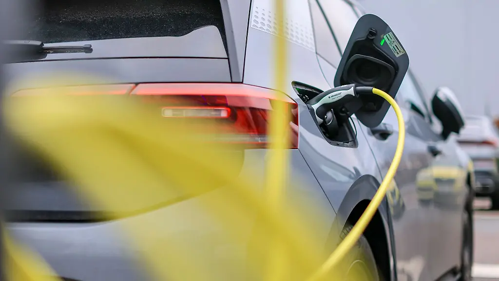 In-Mecklenburg-Vorpommern-waren-in-diesem-Jahr-mehrere-Ladekabel-an-E-Ladesaeulen-abgeschnitten-und-gestohlen-worden