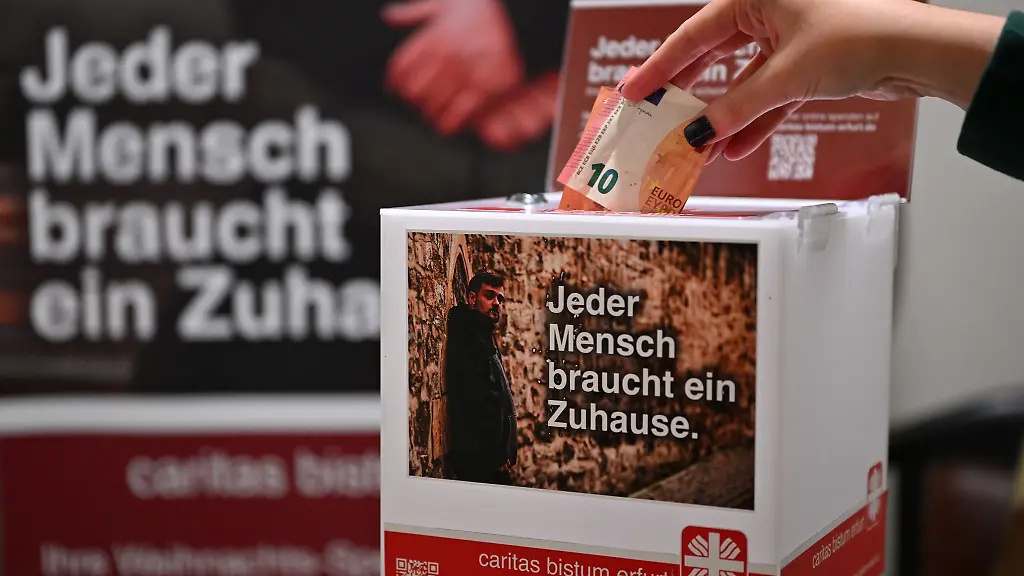 Fuer-Sozialverbaende-wie-die-Caritas-ist-die-Adventszeit-wichtigste-Zeit-des-Jahres-fuer-Spenden-Symbolbild