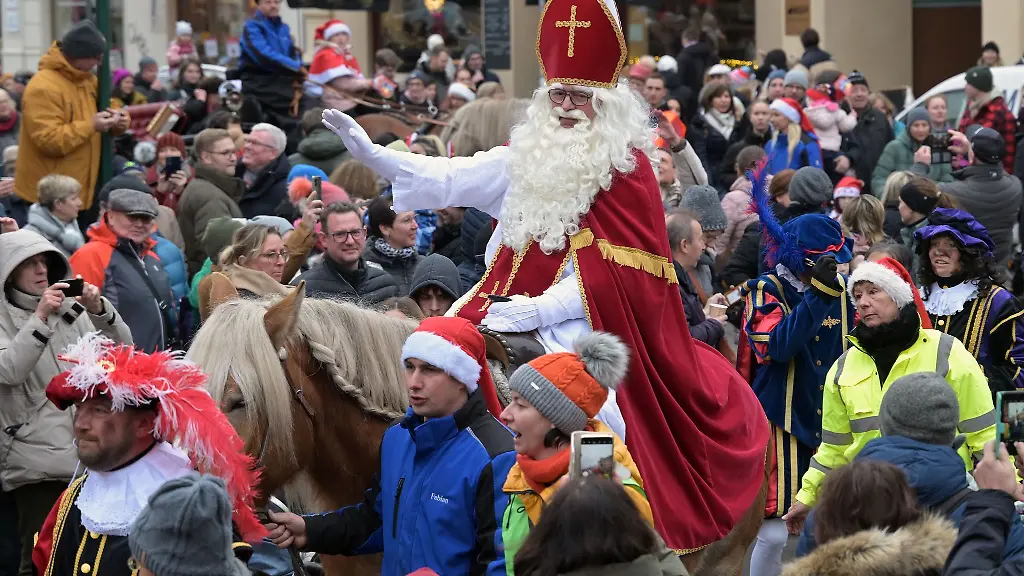 Im-Hollaendischen-Viertel-oeffnet-das-Sinterklaas-Fest