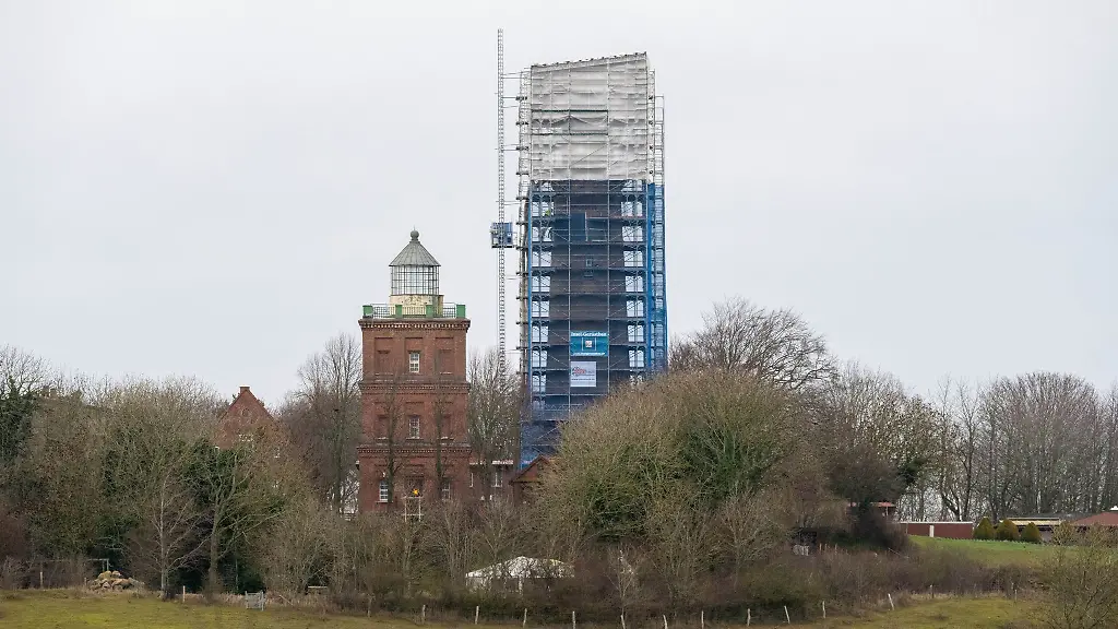 Der-Leuchtturm-an-Kap-Arkona-ist-derzeit-hinter-einem-Geruest-und-teils-Planen-versteckt