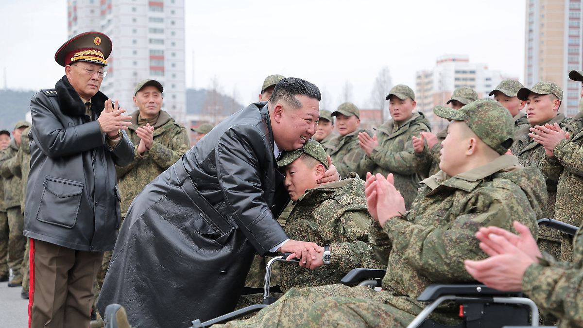 Eingeständnis in Nordkorea : Kim Jong Un begrüßt aus Russland zurückgekehrte Soldaten