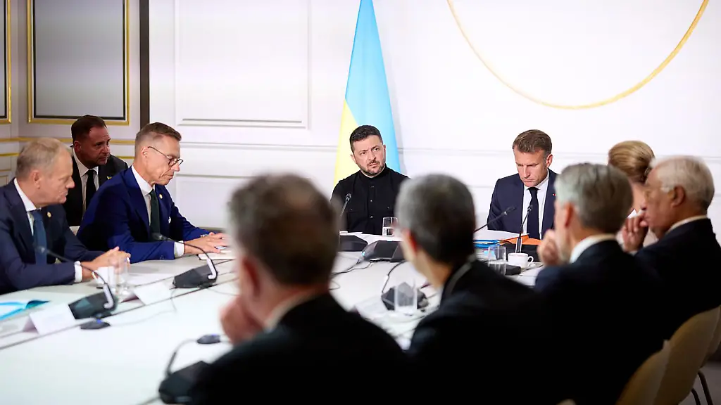 Seit-Monaten-sprechen-der-ukrainische-Praesident-Wolodymyr-Selenskyj-Vertreter-der-Koalition-der-Willigen-und-der-Sonderbeauftragte-des-Weissen-Hauses-Steve-Witkoff-hier-im-September-2025-ueber-einen-Plan-fuer-einen-moeglichen-Frieden-zwischen-der-Ukraine-und-Russland-From-front-L-to-front-R-Poland-s-Prime-Minister-Donald-Tusk-Finland-s-President-Alexander-Stubb-Ukraine-s-President-Volodymyr-Zelensky-France-s-President-Emmanuel-Macron-White-House-Special-Envoy-Steve-Witkoff-Denmark-s-Prime-Minister-Mette-Frederiksen-European-Council-President-Antonio-Costa-and-Netherlands-outgoing-Prime-Minister-Dick-Schoof-speak-during-the-Coalition-of-the-Willing-Summit-at-The-Elysee-presidential-Palace-in-Paris-on-Thursday-on-September-4-2025-The-summit-brings-together-European-leaders-and-Zelensky-in-a-renewed-push-to-pressure-Russian-President-Vladimir-Putin-who-has-vowed-to-continue-the-war-in-Ukraine-if-no-peace-deal-is-reached