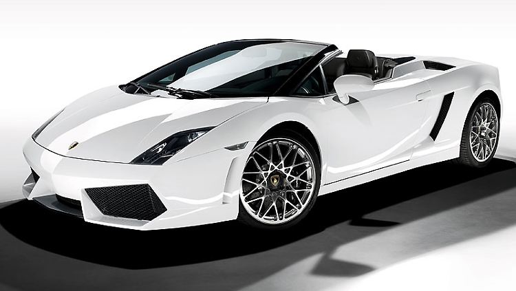 Offener Bruder: Lamborghini hat sich an der Front des Reventón einiges abgeschaut.