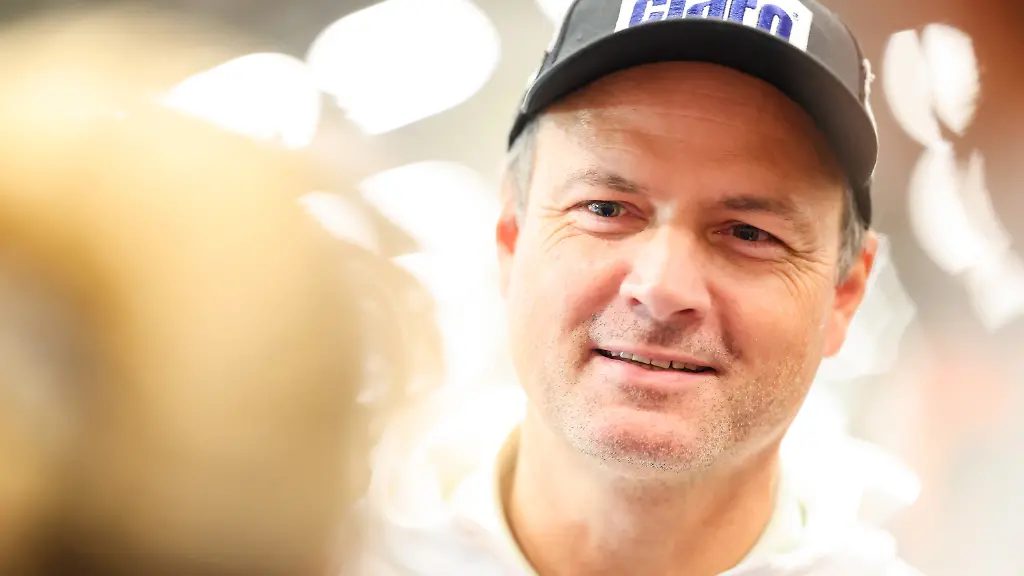 ARCHIV-29-10-2025-Bayern-Nuernberg-DSV-Einkleidung-Einkleidung-DSV-Athleten-Nordische-Kombination-Skisprung-Biathlon-Langlauf-Messezentrum-NCC-West-Felix-Bitterling-Sportdirektor-Biathlon-im-DSV-gibt-bei-der-offiziellen-Einkleidung-beim-Deutschen-Skiverband-DSV-vor-Saisonbeginn-in-der-Messehalle-ein-Interview-Die-neue-Saison-beginnt-am-Wochenende-in-Oestersund