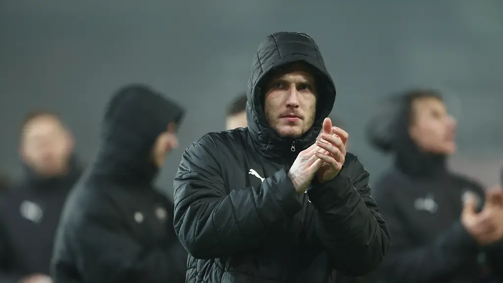 Soccer-Football-Bundesliga-1-FC-Union-Berlin-v-RB-Leipzig-Stadion-An-der-Alten-Forsterei-Berlin-Germany-December-12-2025-RB-Leipzig-s-David-Raum-applauds-fans-after-the-match-REUTERS-Maryam-Majd-DFL-REGULATIONS-PROHIBIT-ANY-USE-OF-PHOTOGRAPHS-AS-IMAGE-SEQUENCES-AND-OR-QUASI-VIDEO