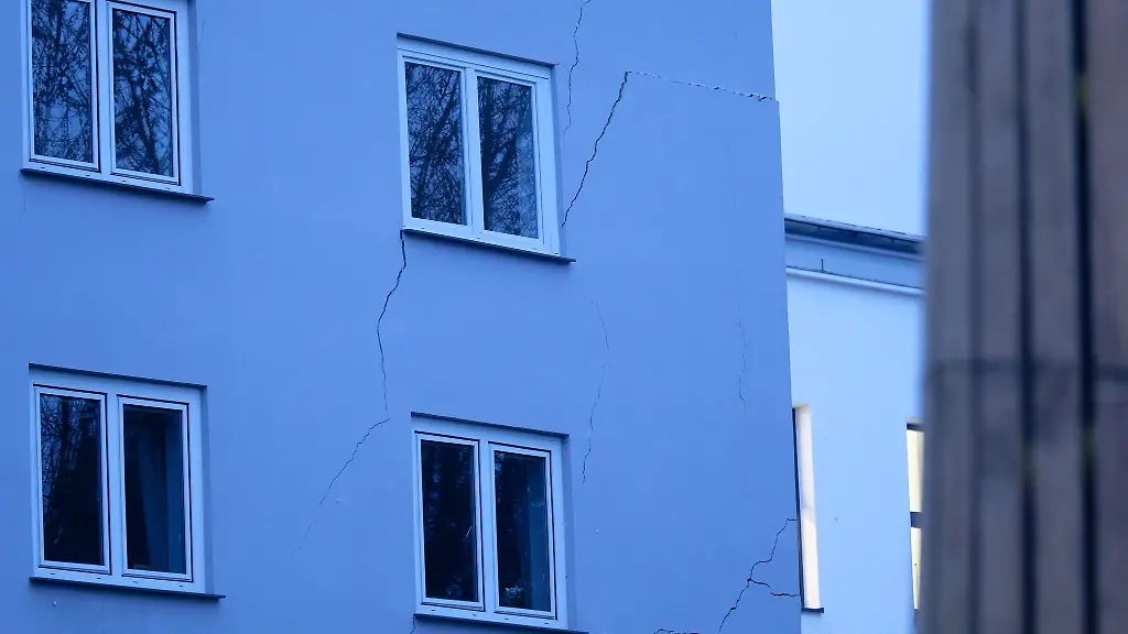 Risse-in-der-Fassade-deuten-auf-die-Schaeden-an-einem-Wohnhaus-in-Wuppertal-hin