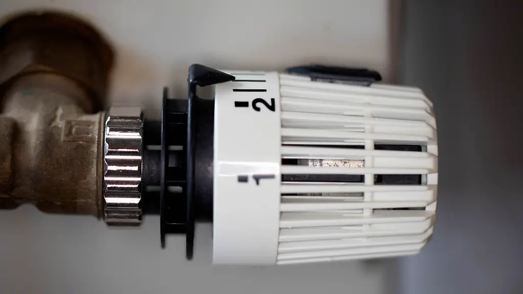 Die-Ampelparteien-beenden-das-lange-Gezerre-um-das-Heizungsgesetz-und-verkuenden-einen-Kompromiss-erzielt-zu-haben-Fuer-Hausbesitzer-Mieter-und-Kommunen-sind-bei-der-Umsetzung-allerdings-noch-viele-Fragen-offen