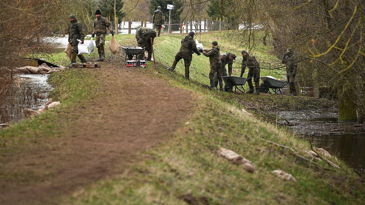 -Operation-Ostschild-Bundeswehr-hilft-beim-Aufbau-eines-Schutzwalls-in-Polen