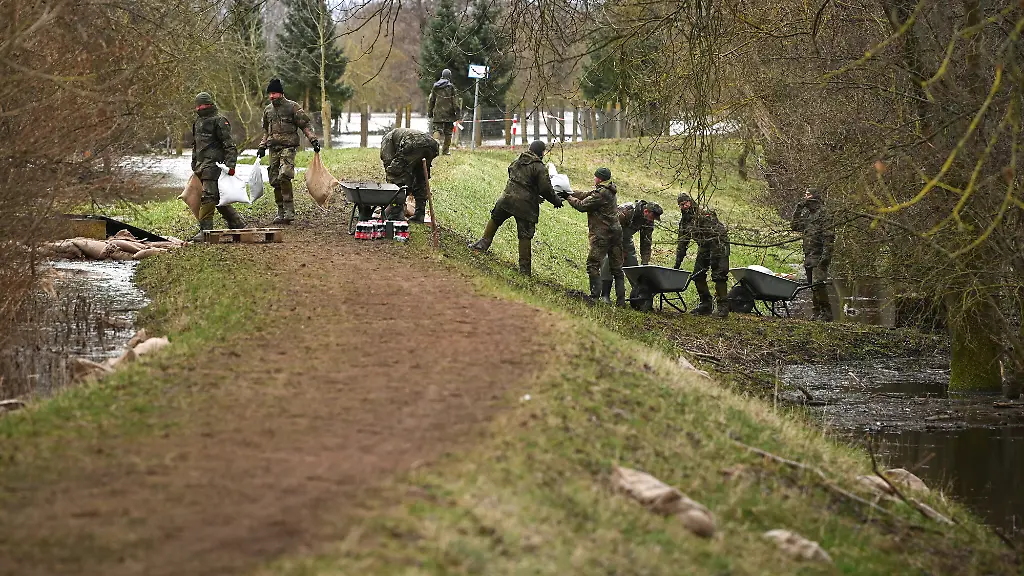 Soldaten-der-Bundewehr-sind-im-Hochwassergebiet-im-Einsatz-Die-Talsperre-Kelbra-hatte-ihre-maximale-Kapazitaet-erreicht-und-muss-in-die-Helme-abgelassen-werden-was-zum-Anstieg-des-Pegels-fuehrte-Tagelange-Regenfaelle-und-Tauwetter-in-den-Gebirgen-haben-zu-Hochwasser-in-Fluessen-und-Baechen-gefuehrt