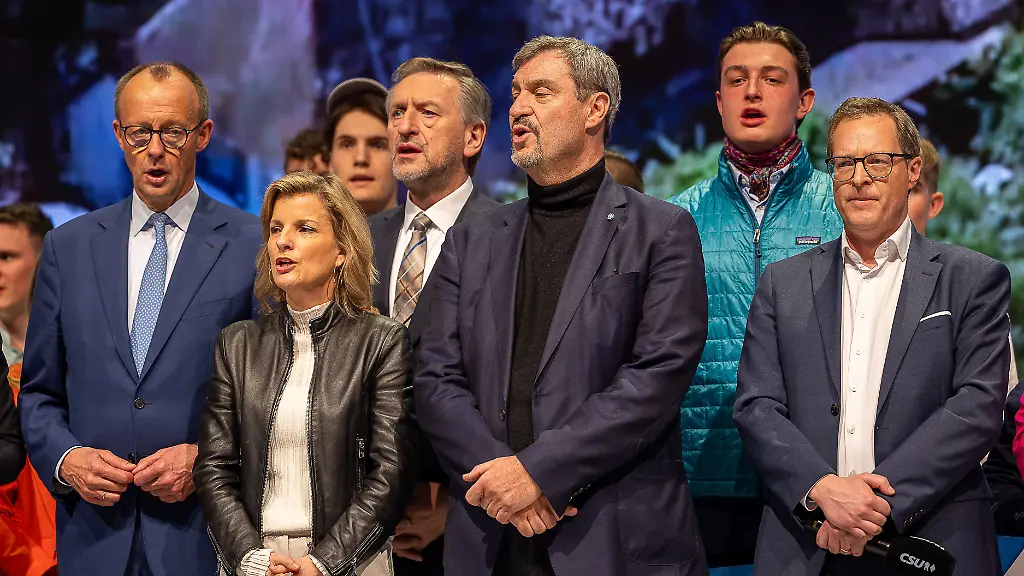 Beim-singen-der-Hymne-Friedrich-Merz-MdB-Vorsitzender-der-CDU-Deutschlands-Fraktionsvorsitzender-CDU-CSU-Bundestagsfraktion-Kanzlerkandidat-Dr-Markus-Soeder-MdL-Vorsitzender-der-CSU-Bayerischer-Ministerpraesident-Daniela-Ludwig-MdB-Guenther-Felssner-Praesident-Bayerischer-Bauernverband-BBV-Vizepraesident-Deutscher-Bauernverband-Landesliste-Platz-3-Dr-Markus-Soeder-MdL-Vorsitzender-der-CSU-Bayerischer-Ministerpraesident-Kleine-Parteitag-Parteiausschuss-der-Christlich-Sozialen-Union-Nuernberg-08-02