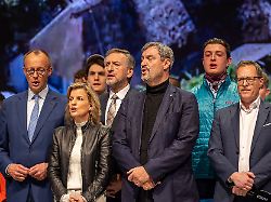 Gesang bei Zeugnisverleihungen?: CSU fordert drei Hymnen bei gesellschaftlichen Anlässen