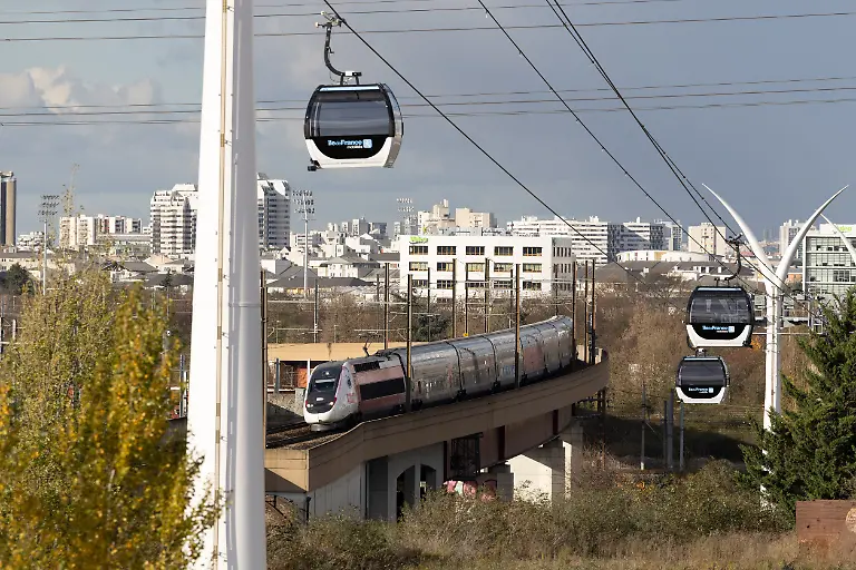 A-train-runs-next-to-cabins-from-the-first-urban-cable-car-in-the-Paris-region-the-C1-in-Limeil-Brevannes-Paris-suburbs-on-November-20-2025-Photo-by-Raphael-Lafargue-ABACAPRESS
