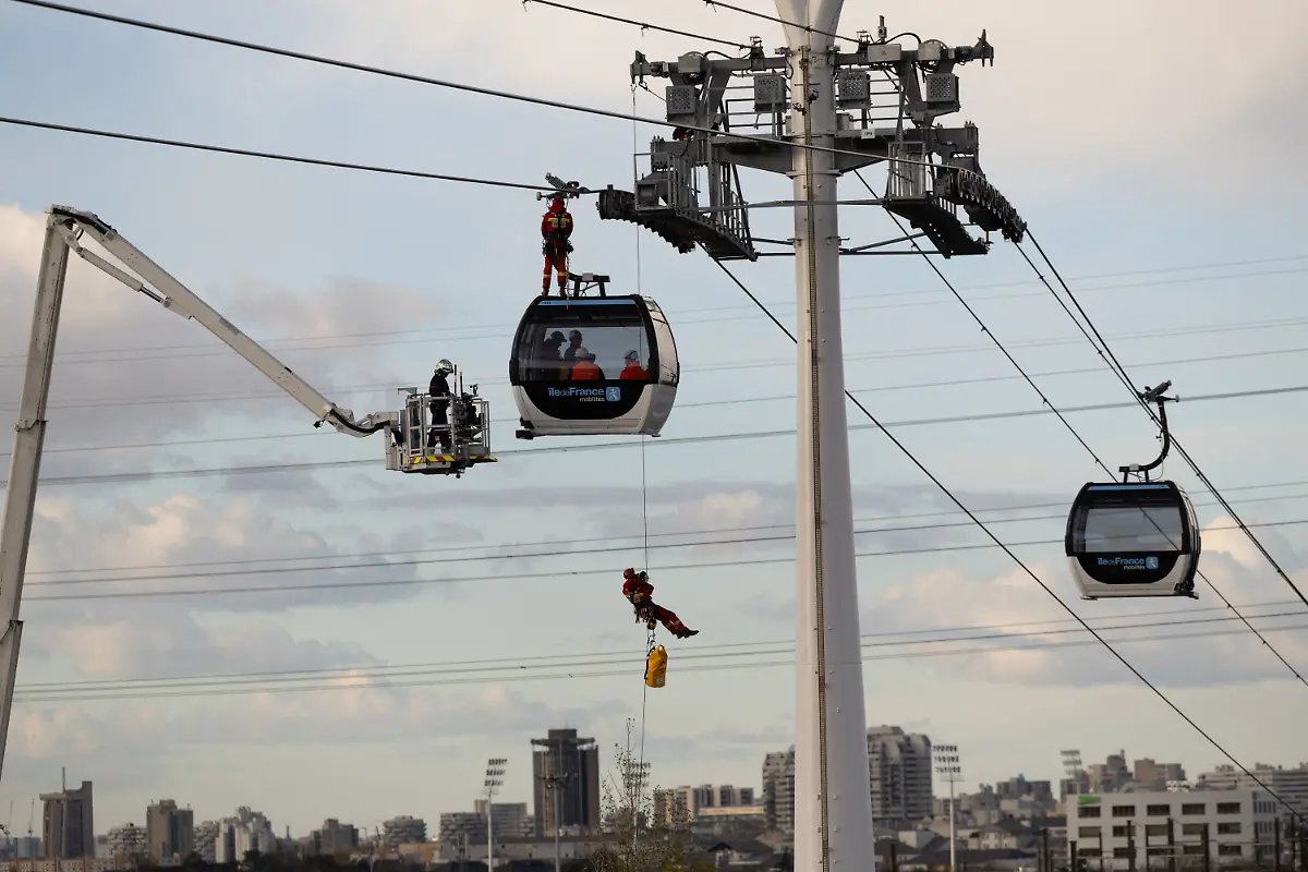 Firefighters-take-part-in-an-evacuation-drill-for-injured-passengers-in-a-cabin-of-the-Paris-region-first-urban-cable-car-the-C1-in-Limeil-Brevannes-a-suburb-of-Paris-on-November-20-2025-Photo-by-Raphael-Lafargue-ABACAPRESS