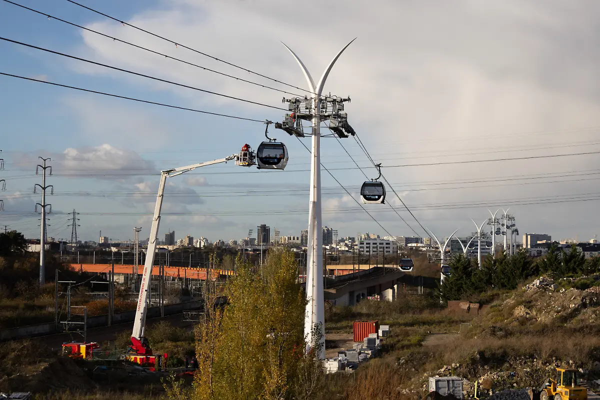 Firefighters-take-part-in-an-evacuation-drill-for-injured-passengers-in-a-cabin-of-the-Paris-region-first-urban-cable-car-the-C1-in-Limeil-Brevannes-a-suburb-of-Paris-on-November-20-2025-Photo-by-Raphael-Lafargue-ABACAPRESS