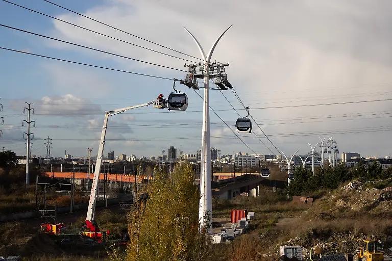 Firefighters-take-part-in-an-evacuation-drill-for-injured-passengers-in-a-cabin-of-the-Paris-region-first-urban-cable-car-the-C1-in-Limeil-Brevannes-a-suburb-of-Paris-on-November-20-2025-Photo-by-Raphael-Lafargue-ABACAPRESS