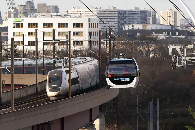 A-train-runs-next-to-cabins-from-the-first-urban-cable-car-in-the-Paris-region-the-C1-in-Limeil-Brevannes-Paris-suburbs-on-November-20-2025-Photo-by-Raphael-Lafargue-ABACAPRESS