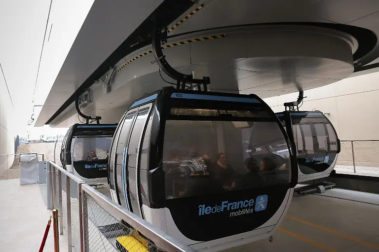 Pendler-nutzen-die-erste-urbane-Seilbahn-C1-in-der-Region-Ile-de-France-waehrend-ihrer-offiziellen-Inbetriebnahme-in-Creteil-am-Stadtrand-von-Paris-Die-erste-urbane-Seilbahn-in-der-Region-Ile-de-France-die-C1-wird-am-13-Dezember-2025-in-Val-de-Marne-eingeweiht-einem-Departement-das-von-Schnellstrassen-und-Eisenbahnlinien-durchzogen-ist-um-zuvor-isolierte-Gemeinden-zu-verbinden