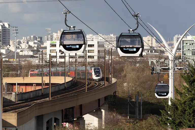 A-train-runs-next-to-cabins-from-the-first-urban-cable-car-in-the-Paris-region-the-C1-in-Limeil-Brevannes-Paris-suburbs-on-November-20-2025-Photo-by-Raphael-Lafargue-ABACAPRESS