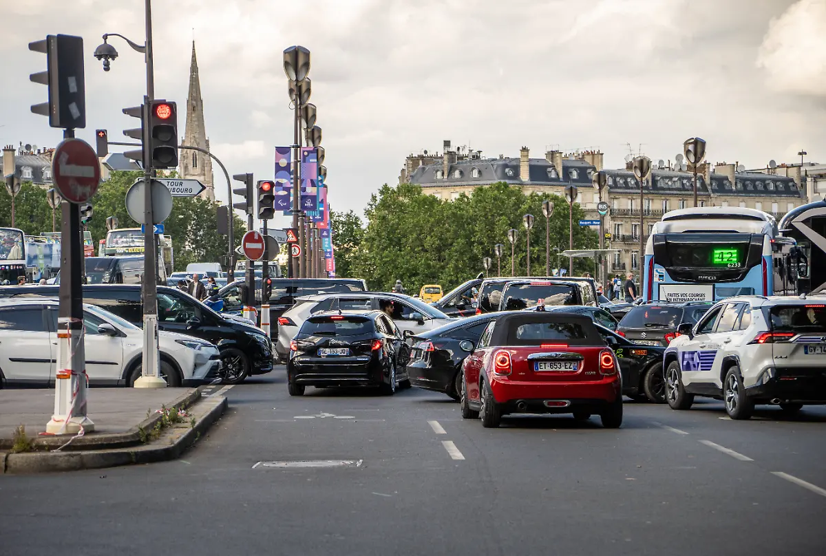 Paris-France-July-13-2024-Traffic-jam-at-an-intersection-in-the-French-capital-Paris-Symbolic-image-of-traffic-volume-in-major-cities-in-Europe-Stau-auf-einer-Kreuzung-in-der-franzoesischen-Hauptstadt-Paris