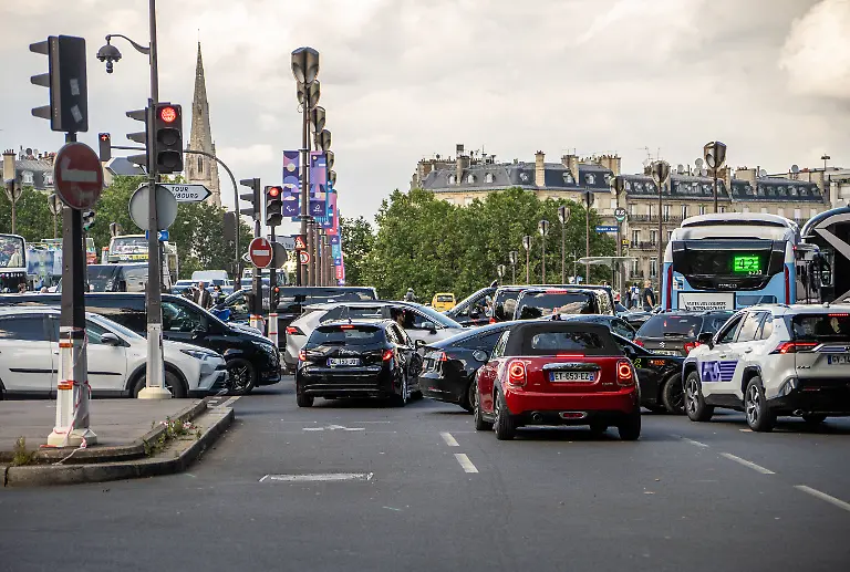 Paris-France-July-13-2024-Traffic-jam-at-an-intersection-in-the-French-capital-Paris-Symbolic-image-of-traffic-volume-in-major-cities-in-Europe-Stau-auf-einer-Kreuzung-in-der-franzoesischen-Hauptstadt-Paris