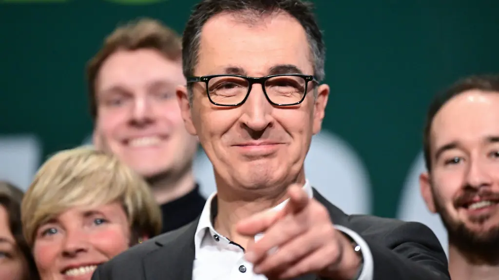 Spitzenkandidat-Oezdemir-sprach-sich-in-seiner-Rede-beim-Parteitag-fuer-mehr-Einbindung-von-jungen-Menschen-aus