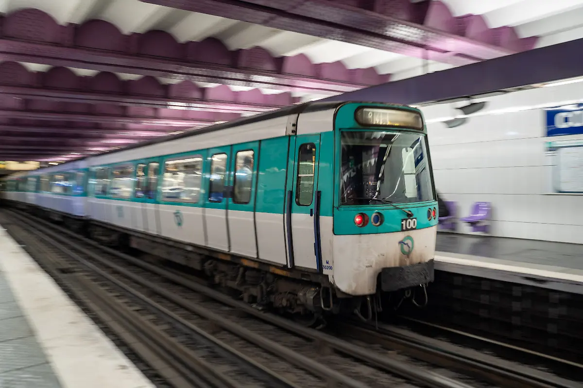 Symbolbild-Zug-der-Baureihe-MF-77-in-Paris-26-10-2025-Ein-Zug-der-Pariser-Metro-vom-Typ-MF-77-steht-an-einer-Station-oder-faehrt-in-das-Gleis-ein-Die-Baureihe-wird-seit-den-1970er-Jahren-auf-mehreren-Linien-eingesetzt