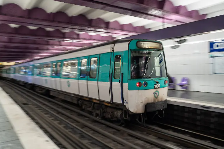 Symbolbild-Zug-der-Baureihe-MF-77-in-Paris-26-10-2025-Ein-Zug-der-Pariser-Metro-vom-Typ-MF-77-steht-an-einer-Station-oder-faehrt-in-das-Gleis-ein-Die-Baureihe-wird-seit-den-1970er-Jahren-auf-mehreren-Linien-eingesetzt