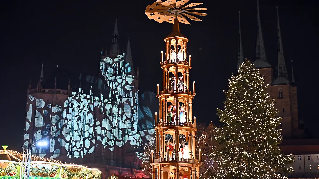 Schon-mehrere-100-000-Menschen-haben-in-diesem-Jahr-den-grossen-Weihnachtsmarkt-auf-dem-Erfurter-Domplatz-besucht