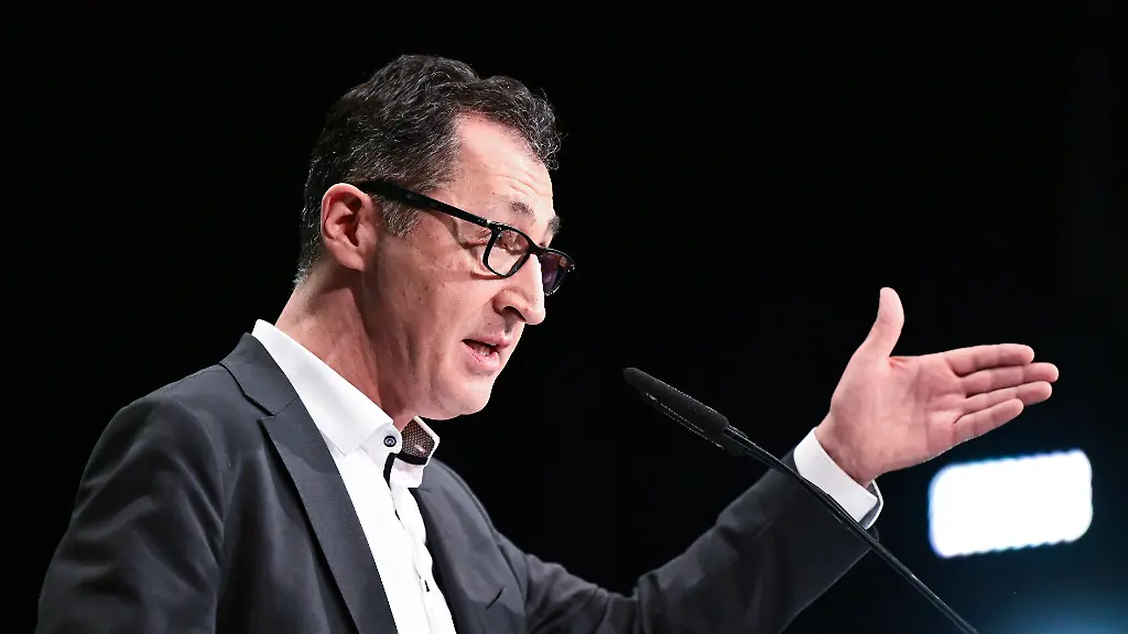 Cem-Oezdemir-Buendnis-90-Die-Gruenen-Spitzenkandidat-fuer-die-Landtagswahl-in-Baden-Wuerttemberg-2026-spricht-beim-Landesparteitag-seiner-Partei-Die-Partei-beschliesst-das-Wahlprogramm-fuer-die-Landtagswahl-2026-und-waehlt-neben-anderen-Parteigremien-auch-ihren-Landesvorstand