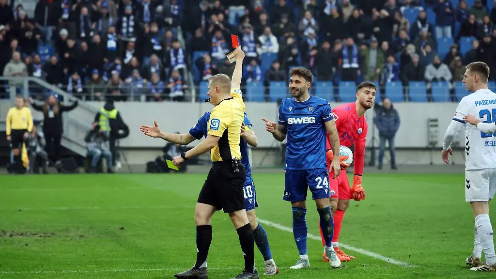13-12-25-Karlsruher-SC-SC-Paderborn-07-Deutschland-Karlsruhe-13-12-2025-Fussball-2-Bundesliga-Saison-2025-2026-Karlsruher-SC-SC-Paderborn-07-v-l-Timo-Gansloweit-Schiedsrichter-Fabian-Schleusener-Karlsruher-SC-Gelb-Rote-Karte-Schwalbe